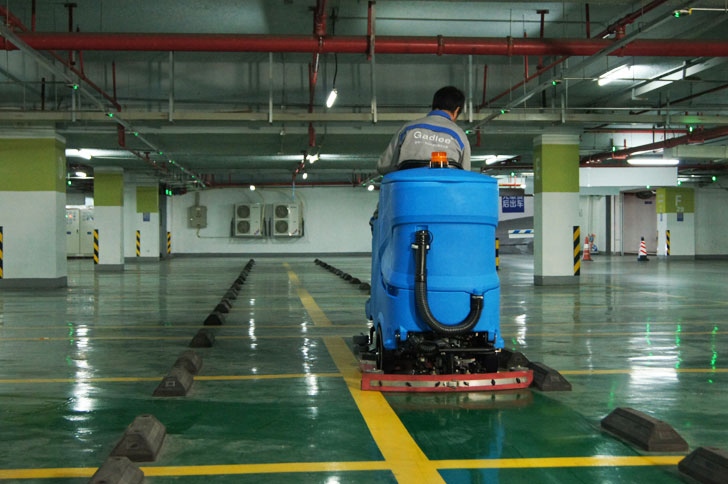 停車(chē)場(chǎng)清潔駕駛式洗地機(jī)